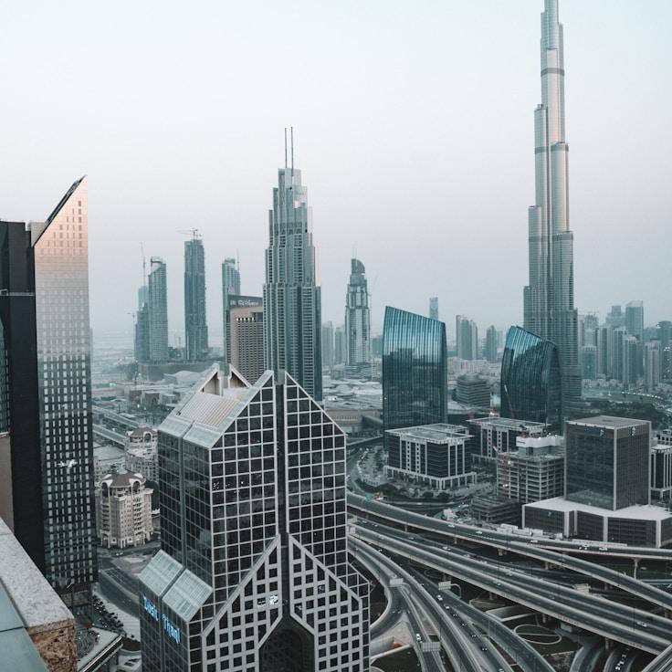 Parents evaluating schools in France